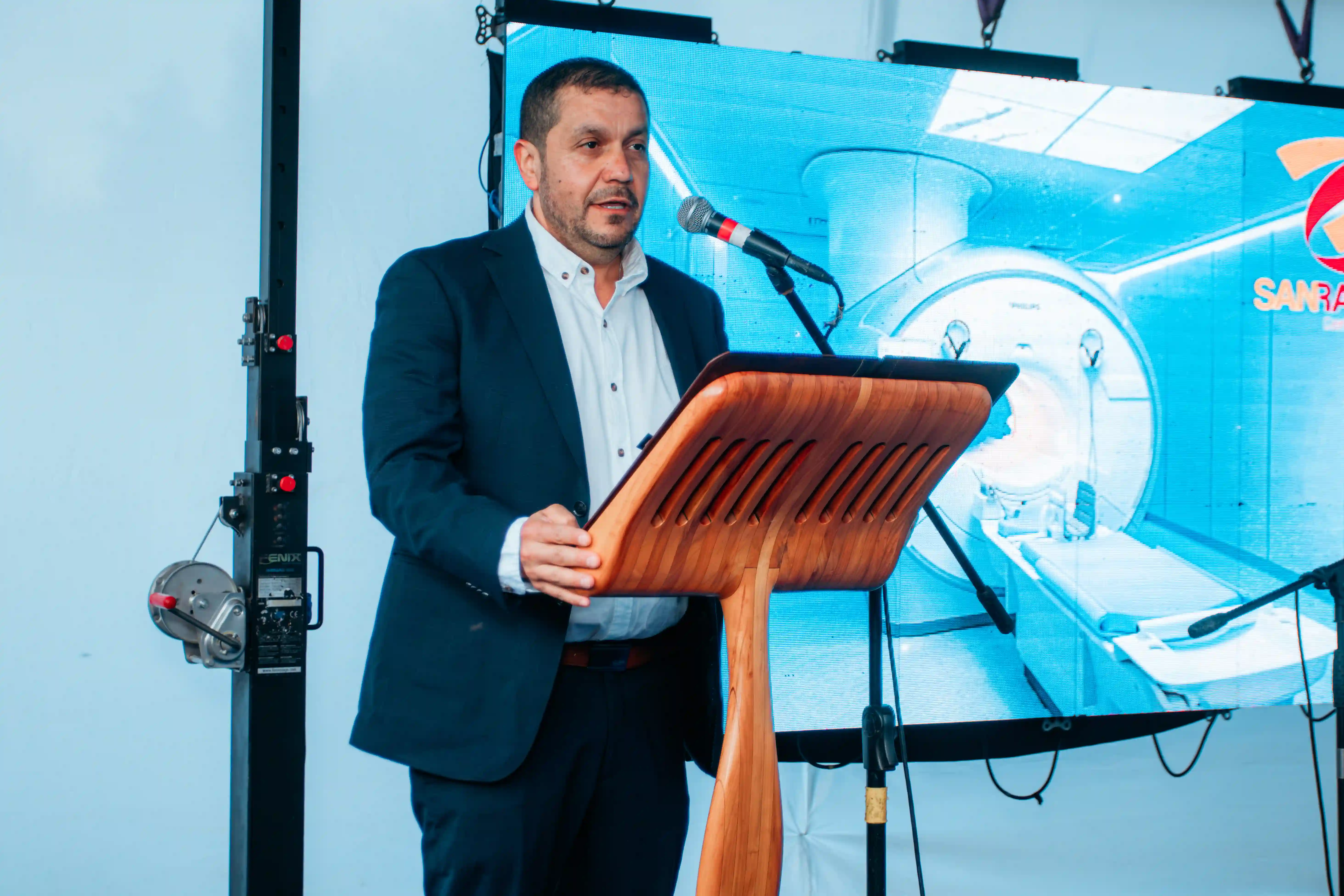 Titular: Salto histórico en diagnóstico médico: Clínica de Cauquenes incorporó resonador magnético de última generación